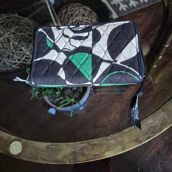 Vera Bradley Zip organizer/wallet.   New. - Picture 2 of 6